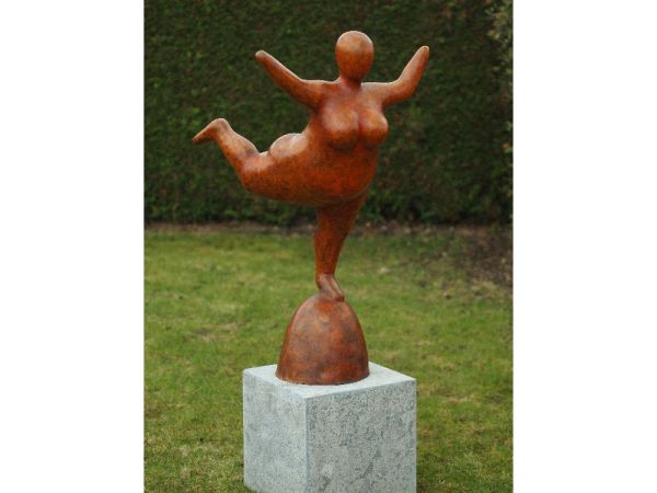Bronzefigur große Frau, orangefarbig
