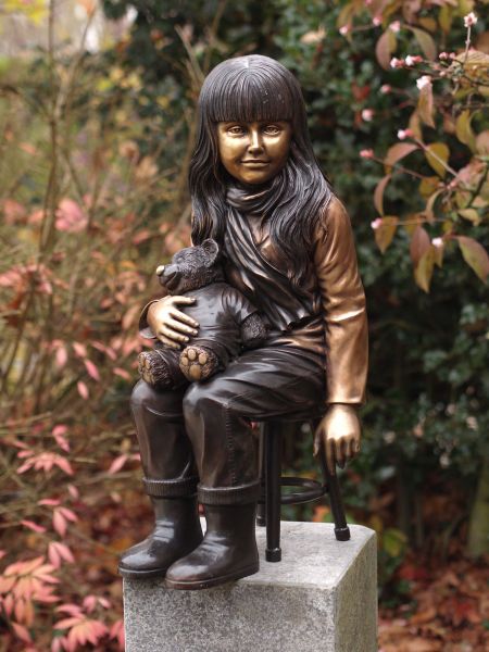 Bronzefigur Mädchen auf Stuhl mit Teddy