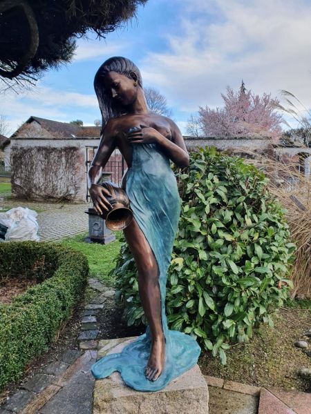 Gartenfigur "Frau mit Krug", groß, als Wasserspiel möglich aus Bronze