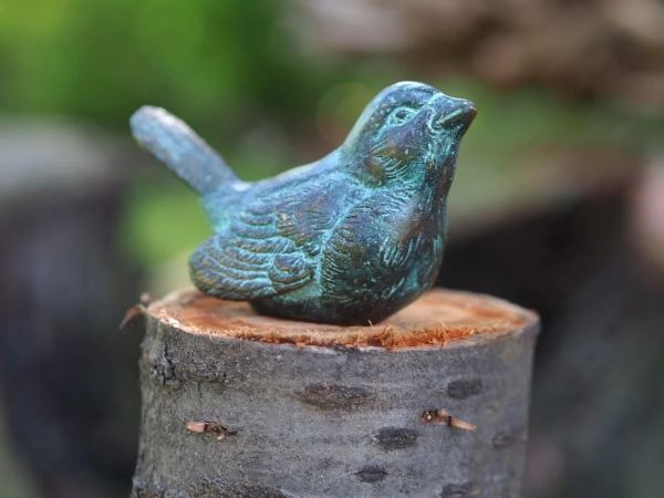 Bronzefigur kleiner Vogel