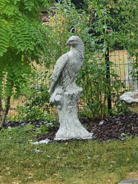Gartenfigur Adler auf Stamm, verschiedene Farben