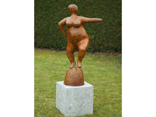 Bronzefigur großer Frauenakt orangefarbig
