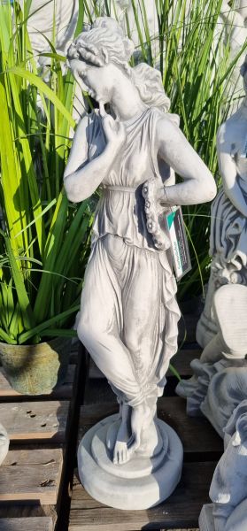 Gartenfigur Frau mit Armband aus Blumen, antik grau
