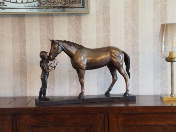 Bronzefigur Mädchen mit Pferd auf Platte
