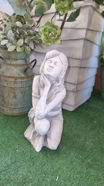 Gartenfigur, Mädchen kniend, antik grau