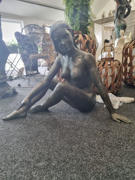Bronzefigur Nackte Frau