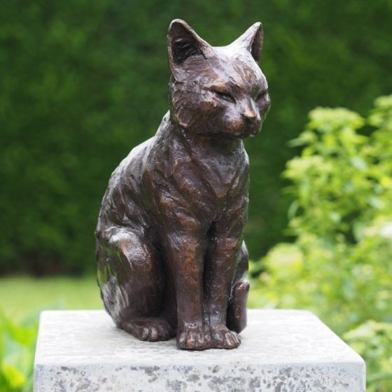Bronzefigur schlummernde Katze