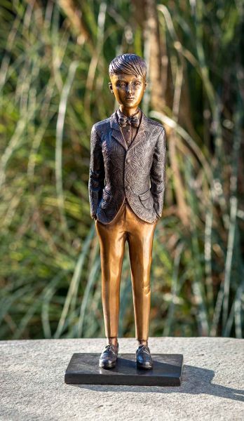 Bronzefigur Junge im Anzug
