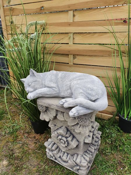 Gartenfigur Katze liegend, antik-grau