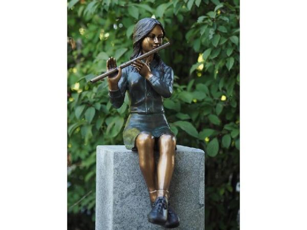Bronzefigur Mädchen spielt mit Flöte wasserspeiend