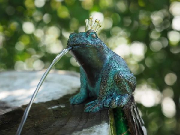 Bronzefigur Frosch mit Krone, Wasserspeier