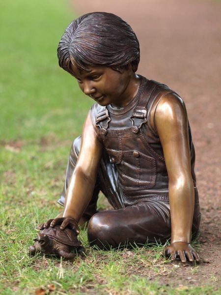 Bronzefigur Junge mit Schildkröte, Wasserspeier