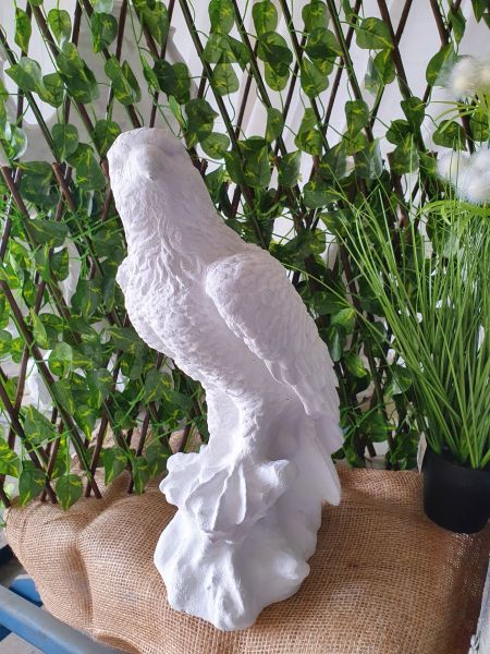 Gartenfigur Adler auf Stamm, klein, verschiedene Farben