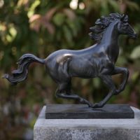 Bronzefigur galopierendes Pferd