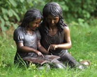 Bronzefigur Zwei lesende Mädchen