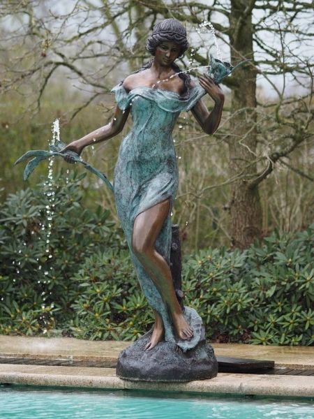 Wasserspiel, Brunnen, Frau mit Blumen aus Bronze