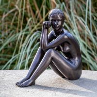 Bronzefigur sitzender Frauenakt
