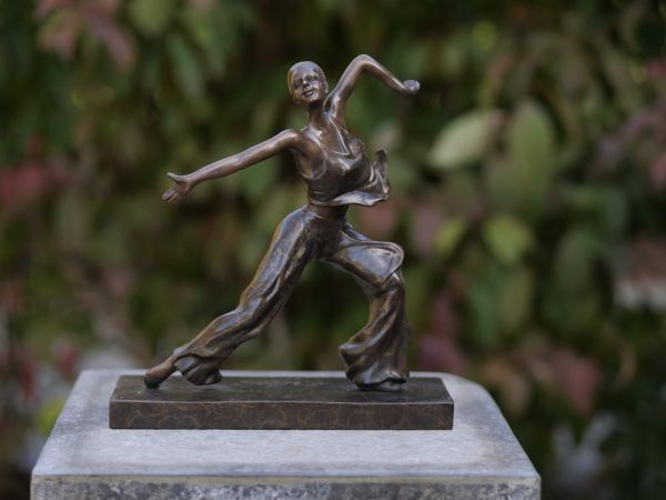 Bronzefigur Tanzende Frau