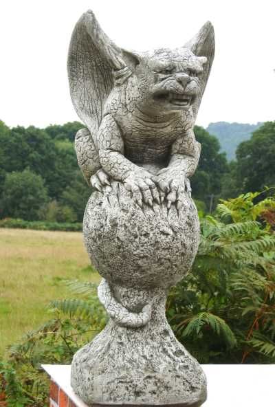 Gartenfigur "GAVIN", Gargoyle auf Kugel, © by Fiona Scott - Original von Vidroflor