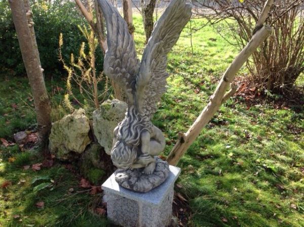 Gartenfigur Hockende Engelfrau m. Flügeln "RACHEL", Steinguss - Original von Vidroflor
