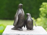 Bronzefigur Pinguin mit Jungtier