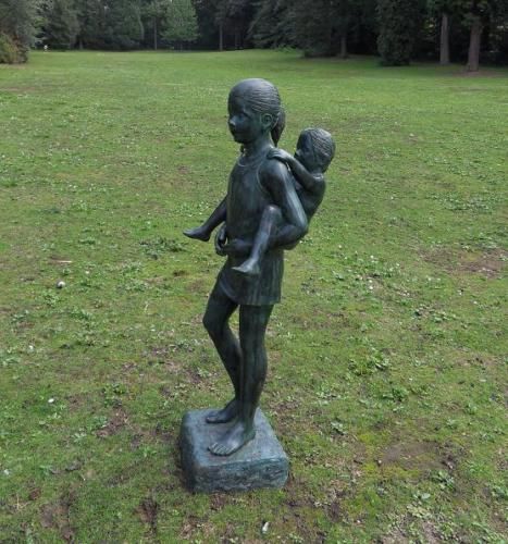 Bronzefigur Mädchen mit Junge auf Rücken