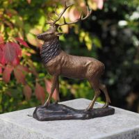 Bronzefigur stehender Hirsch auf Sockel