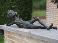 Bronzefigur Elfe liegend