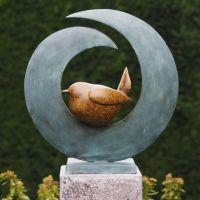 Bronzefigur Vogel im Nest, abstrakt