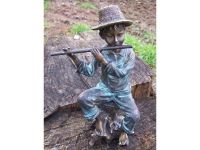 Bronzefigur Sitzender Junge mit Flöte