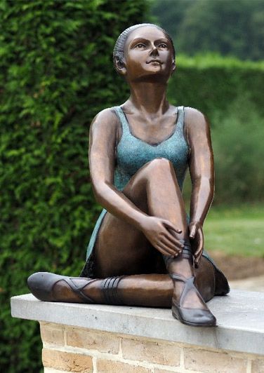Bronzefigur sitzende Ballerina