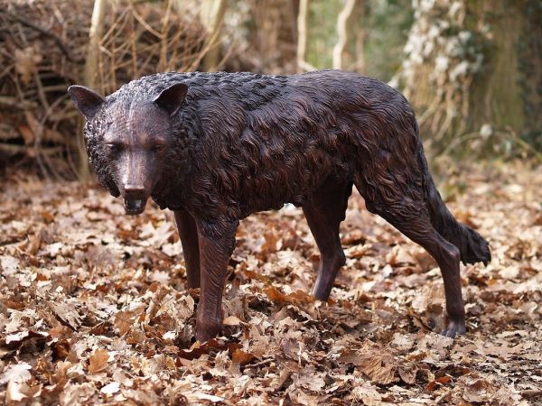 Bronzefigur Lauernder Wolf