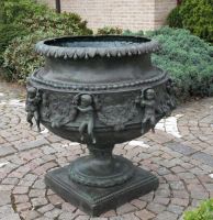 Bronzefigur Große Vase mit Engeln