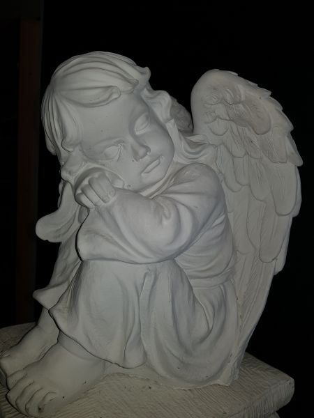 Gartenfigur Engel mit Gesicht zur Seite