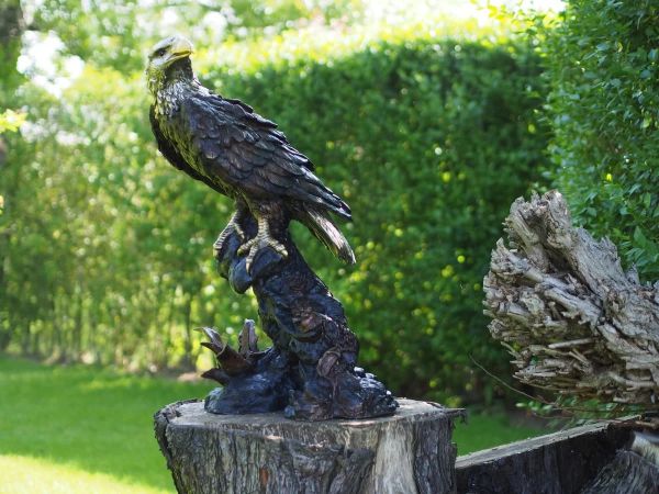 Bronzefigur Adler auf Fels