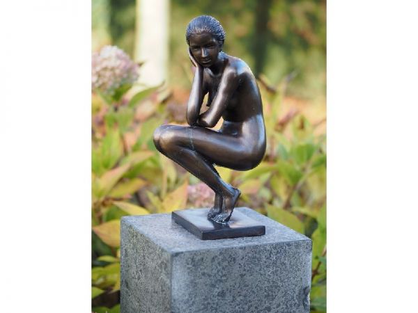 Bronzefigur Frau in der Hocke