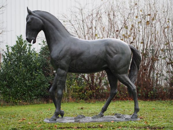 Bronzefigur Großes Pferd in Lebensgröße
