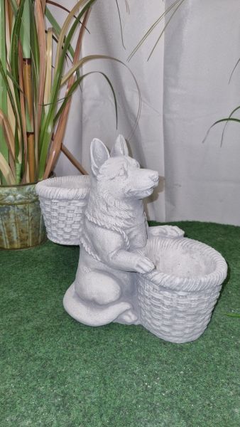 Gartenfigur Hund mit Korb zum bepflanzen, antik grau