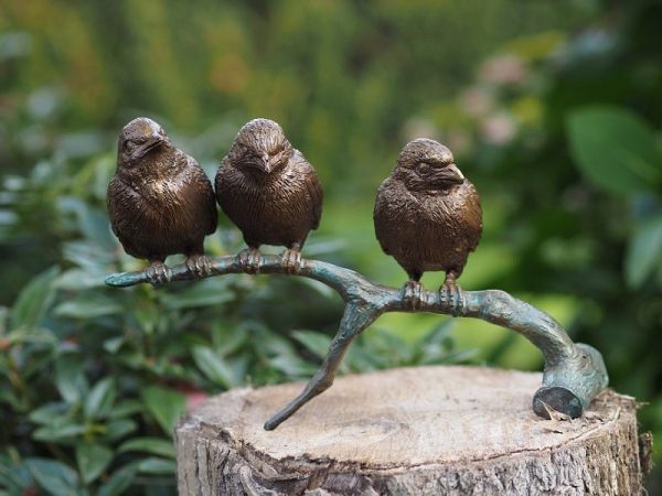 Bronzefigur Spatzen sitzen auf einem Zweig