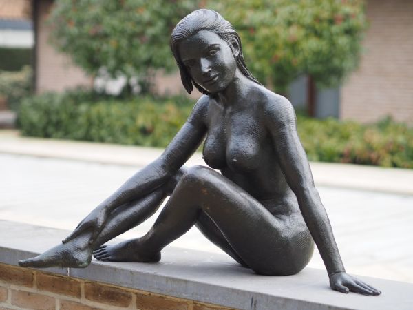 Bronzefigur nackte Frau