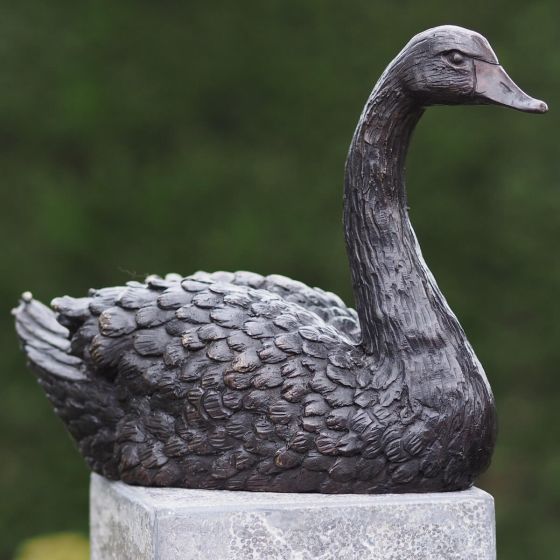 Bronzefigur sitzender Schwan