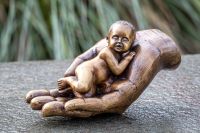 Bronzefigur Säugling in der Hand
