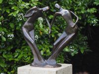 Bronzefigur Abstraktes Liebespaar Hand in Hand groß