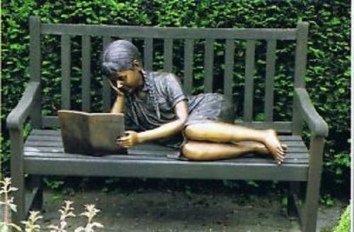 Bronzefigur Lesendes Mädchen liegend auf einer Bank
